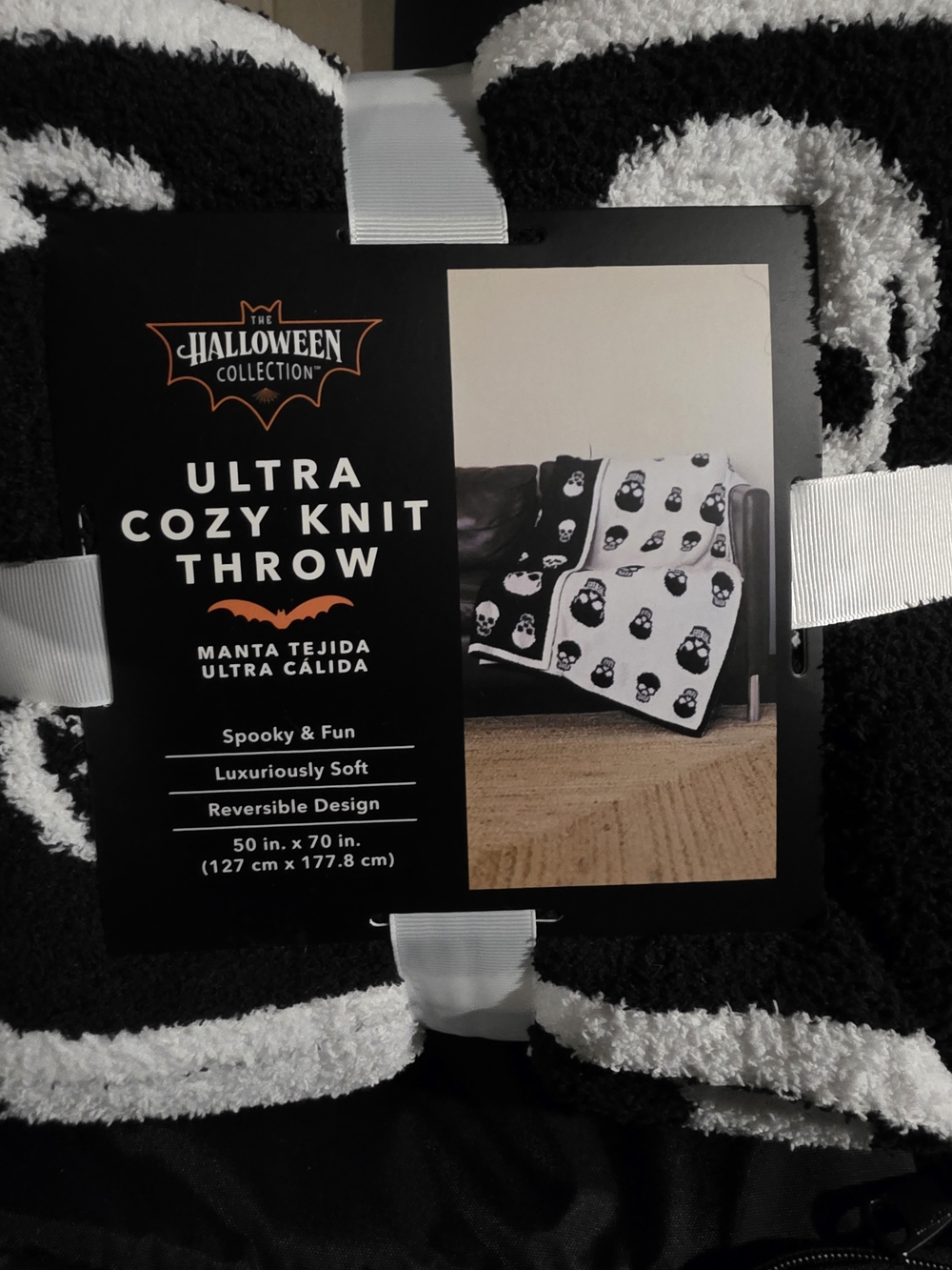 Ultra Cozy Knit Throw - Black & White Skulls
